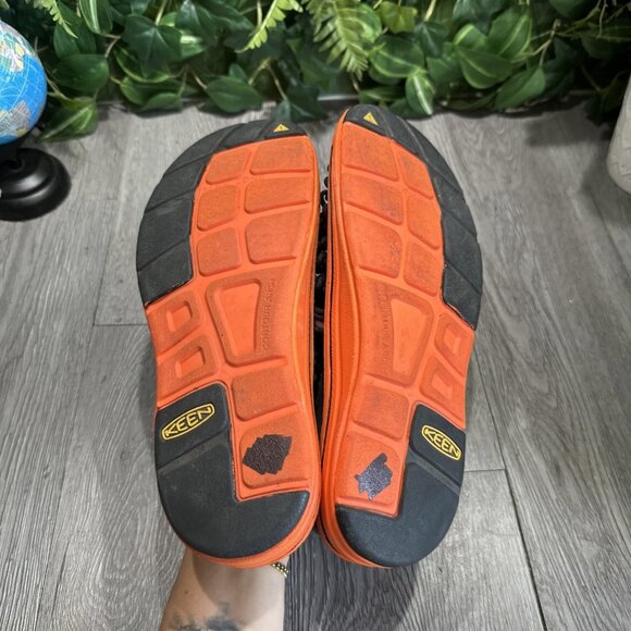 KEEN Uneek Bungee Cord Trail Hiking Sandals Water Shoes Men Sz 8.5 Black Orange - Picture 7 of 8
